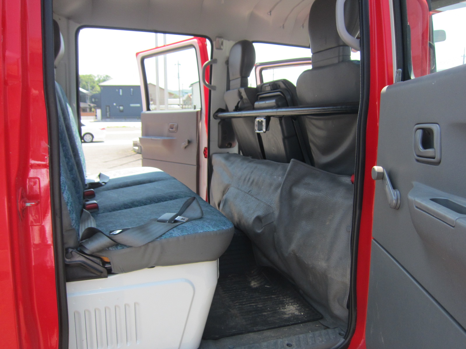 物件番号1消防ポンプ車内部後部座席の画像