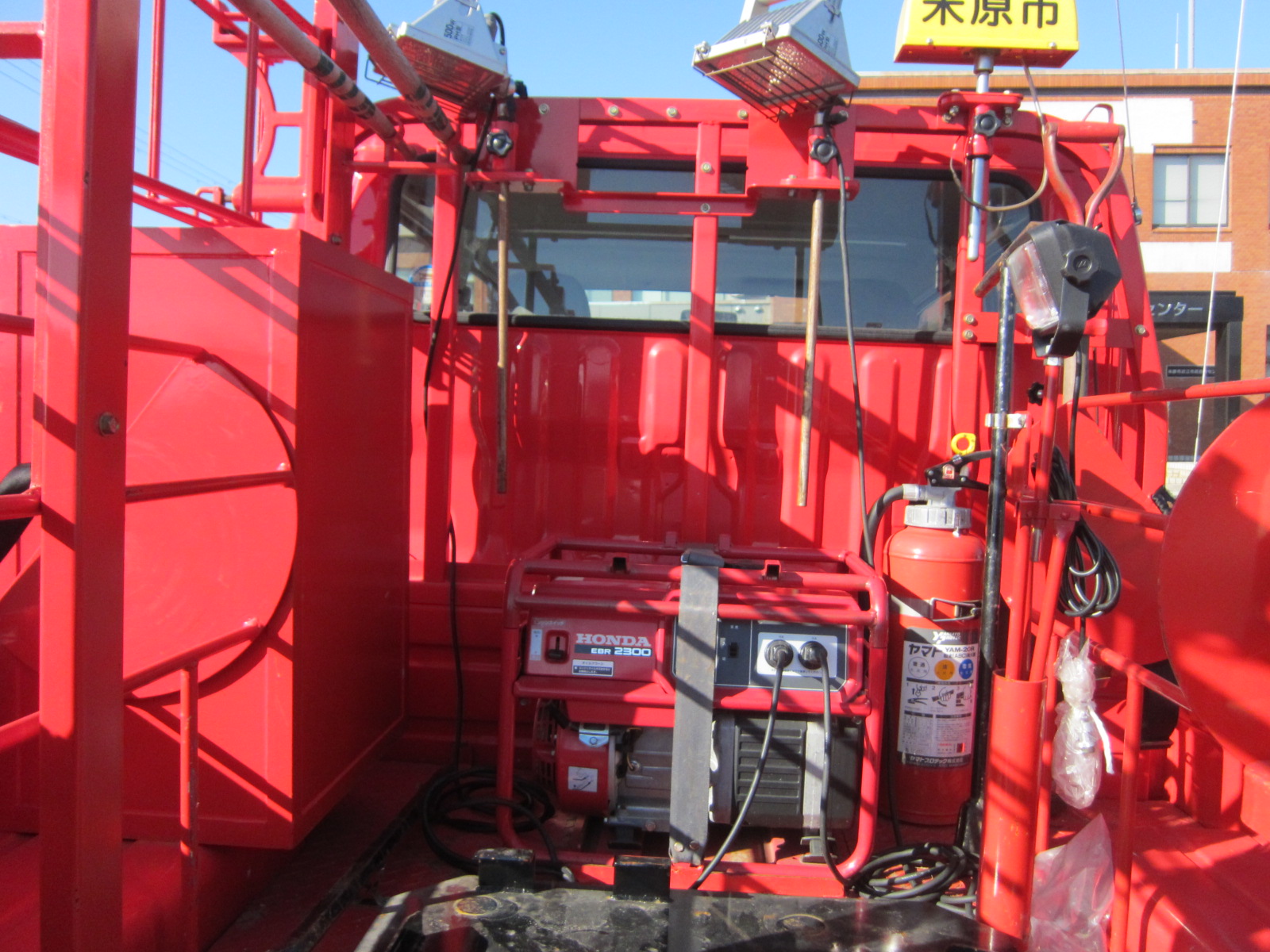 物品番号2消防ポンプ積載車2投光器と発電機を写した画像