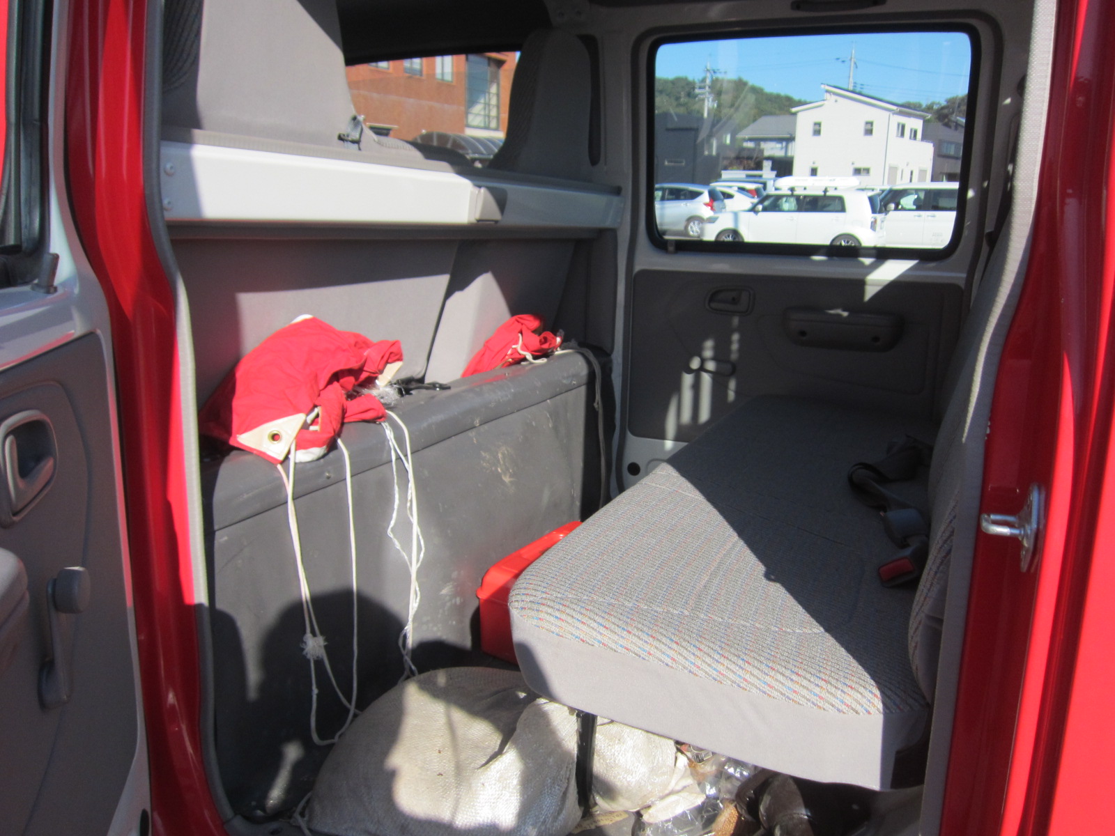 物品番号2消防ポンプ積載車2内観後部座席の画像