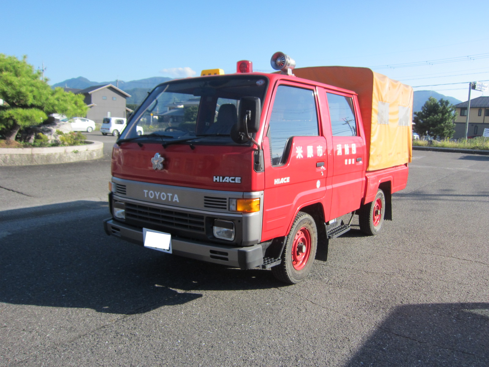 物品番号1消防ポンプ積載車1外観左前方から全体を写した画像