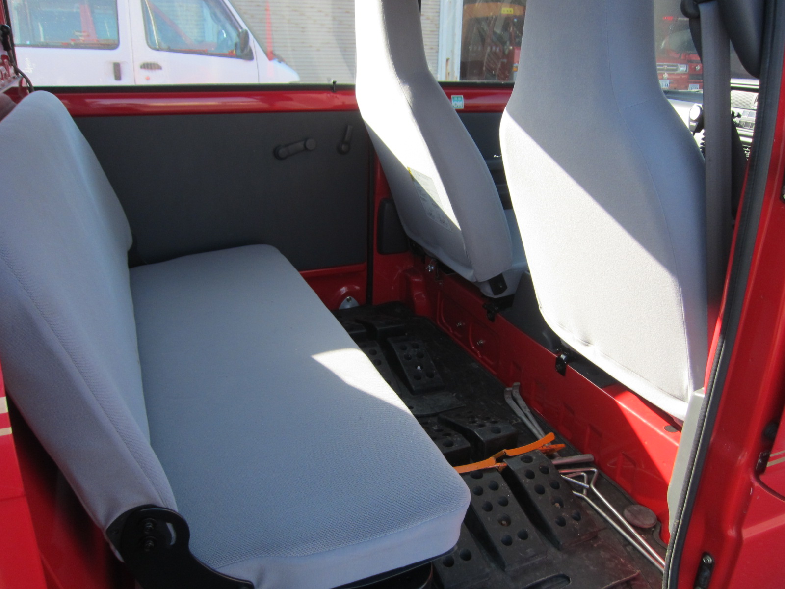 物品番号4消防ポンプ積載車4内観後部座席の画像