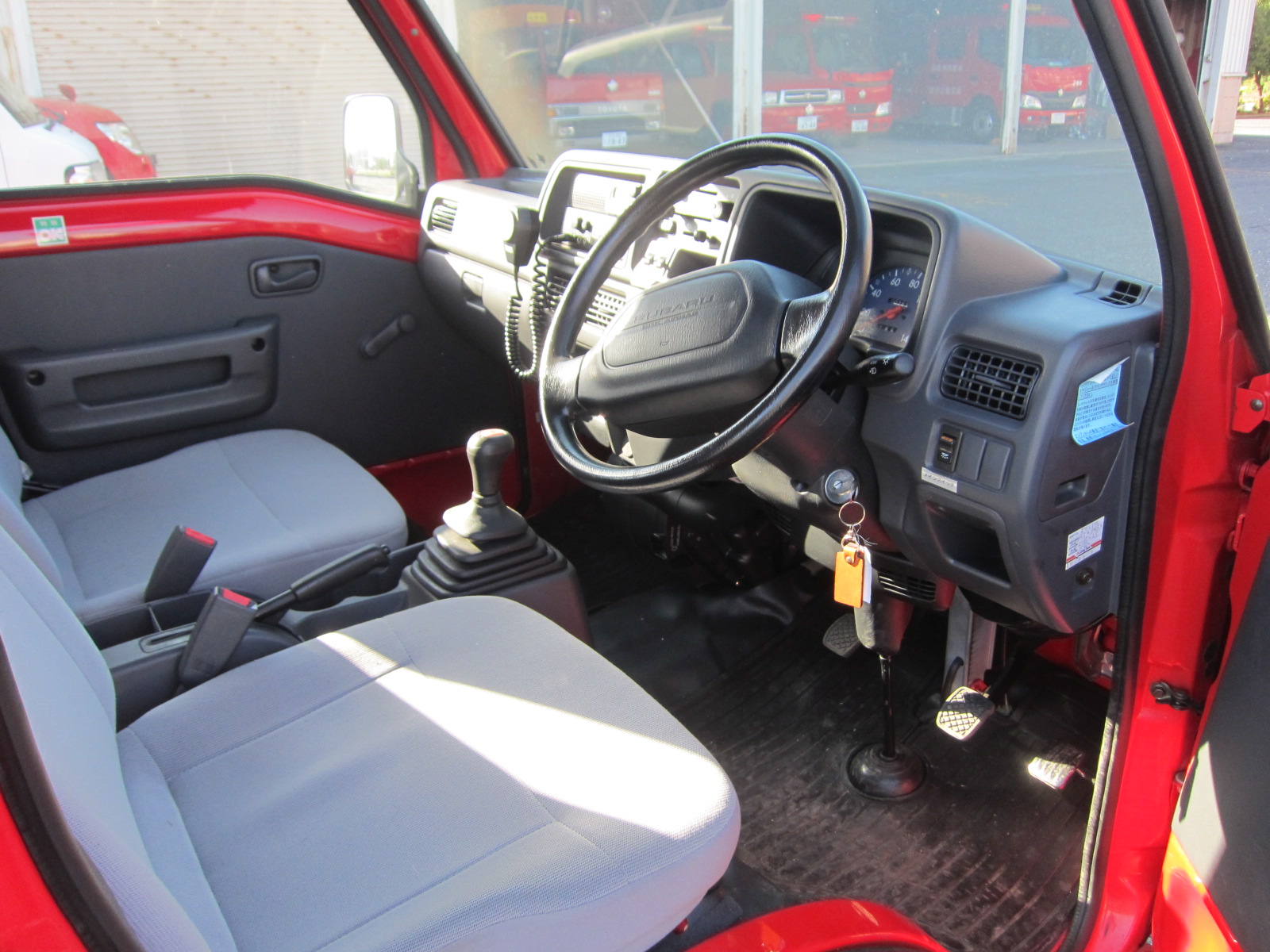 物品番号4消防ポンプ積載車4内観運転席の画像