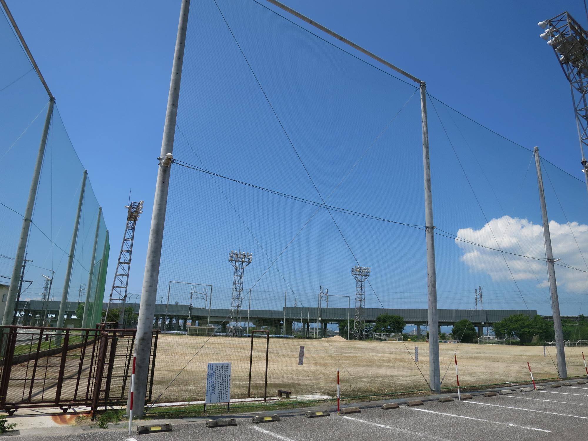 近江グラウンドの写真。青空とグラウンド