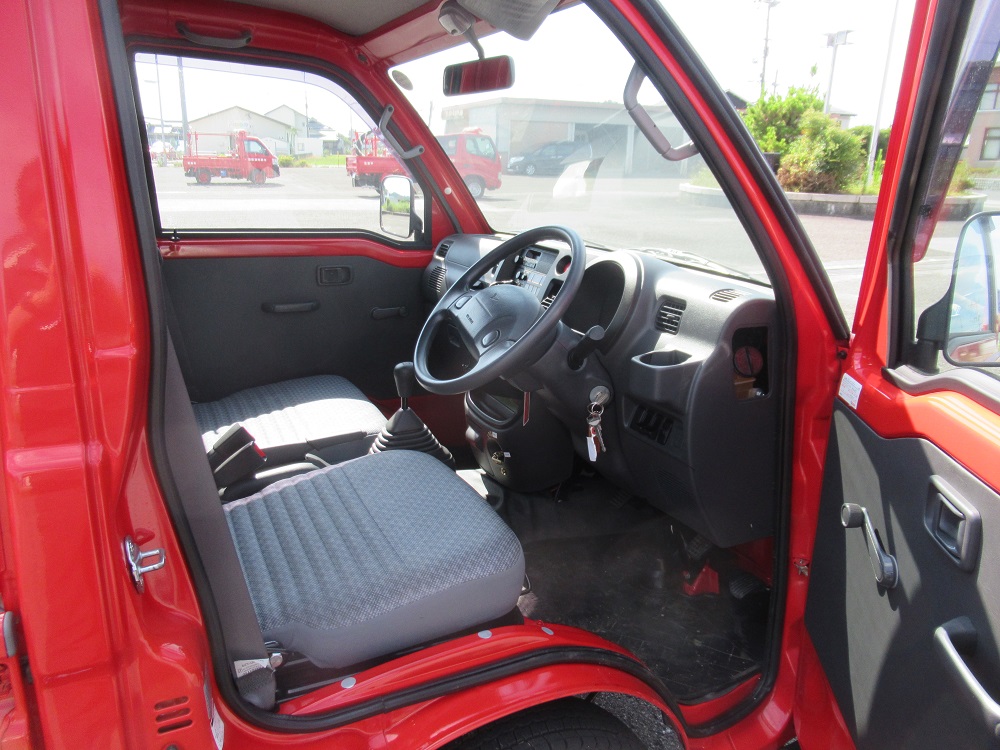 物品番号2消防ポンプ積載車2内観運転席の画像