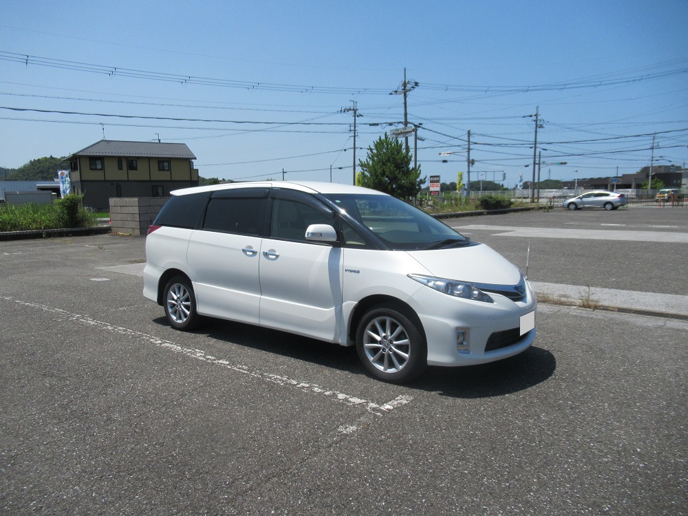 物品番号7普通乗用自動車の外観右前方から全体を写した画像