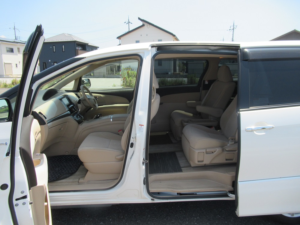 物品番号7普通乗用自動車車内の画像